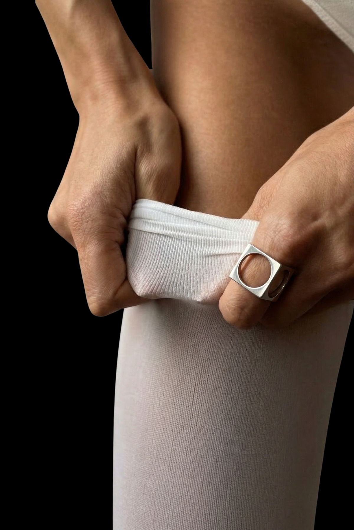 A lightweight geometric statement ring on the finger