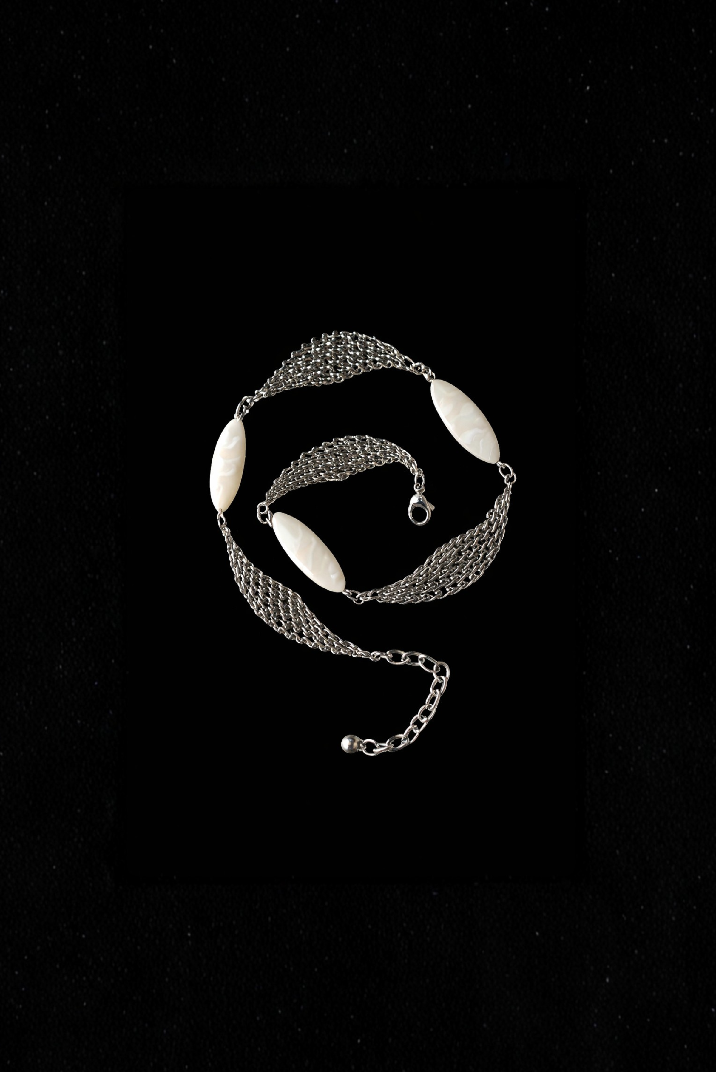 A model wearing a long pearl necklace