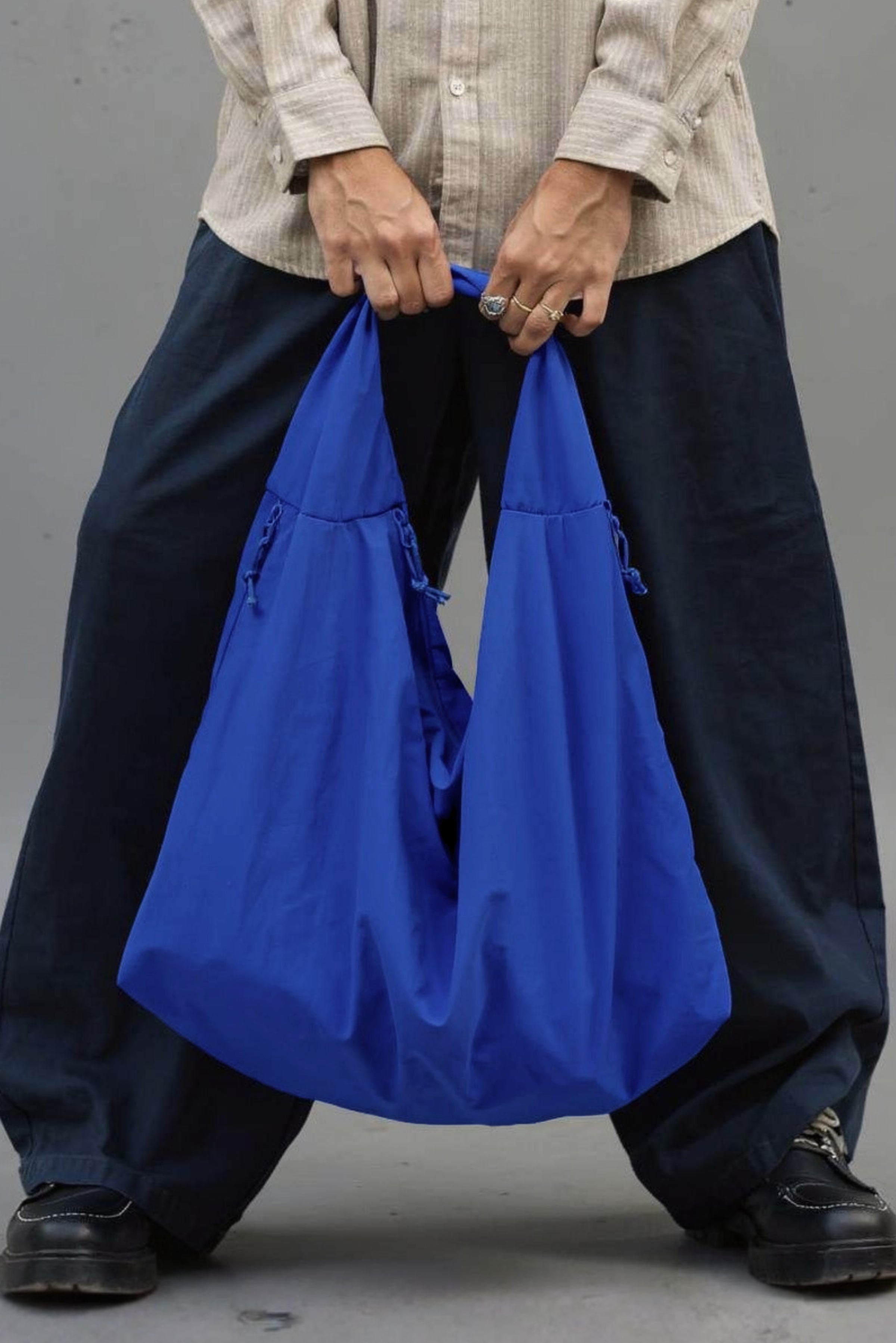 THE CINCO MULTI-POCKET TOTE BAG (BLUE)