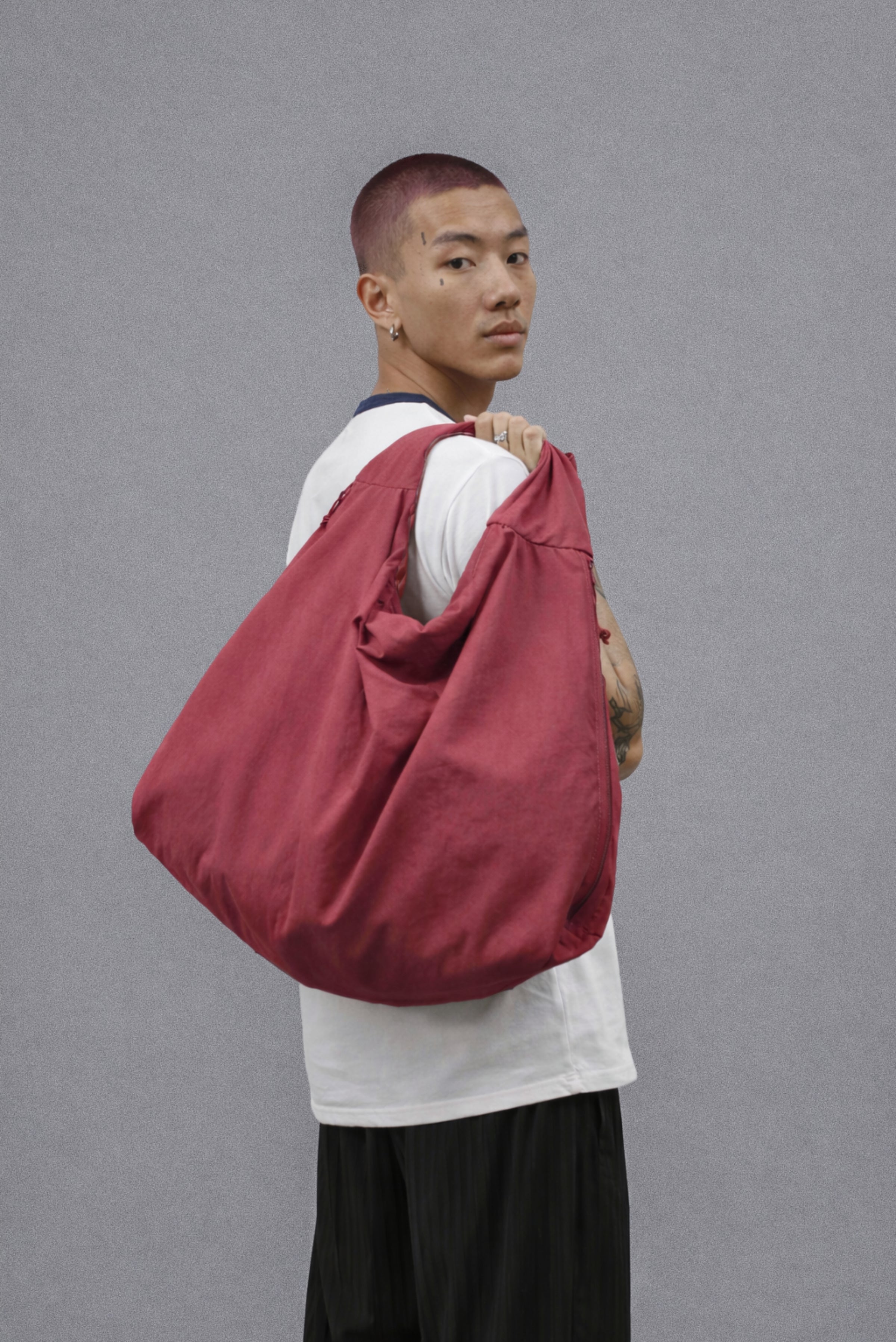THE CINCO MULTI-POCKET TOTE BAG (RED)