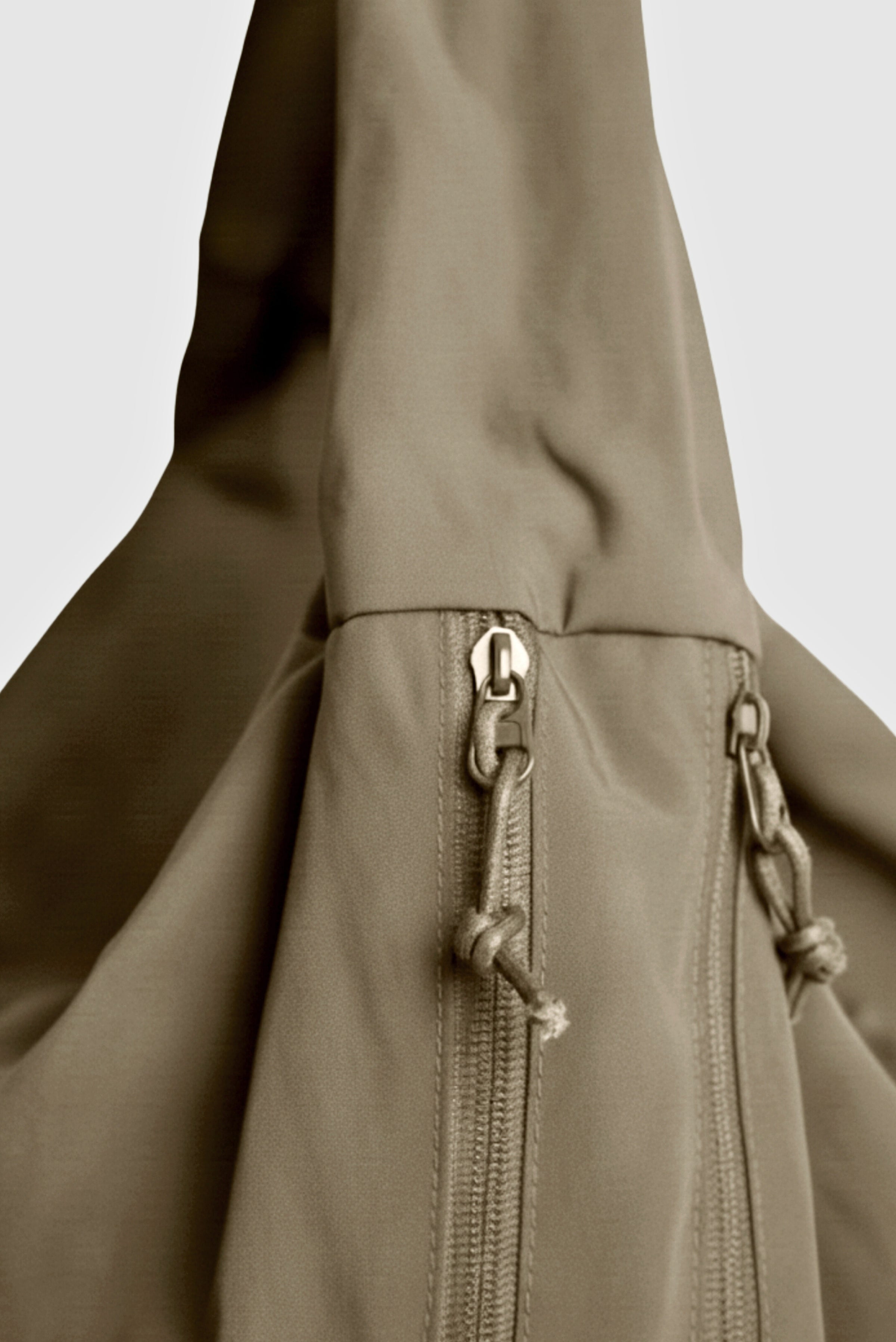 THE CINCO MULTI-POCKET TOTE BAG (KHAKI)