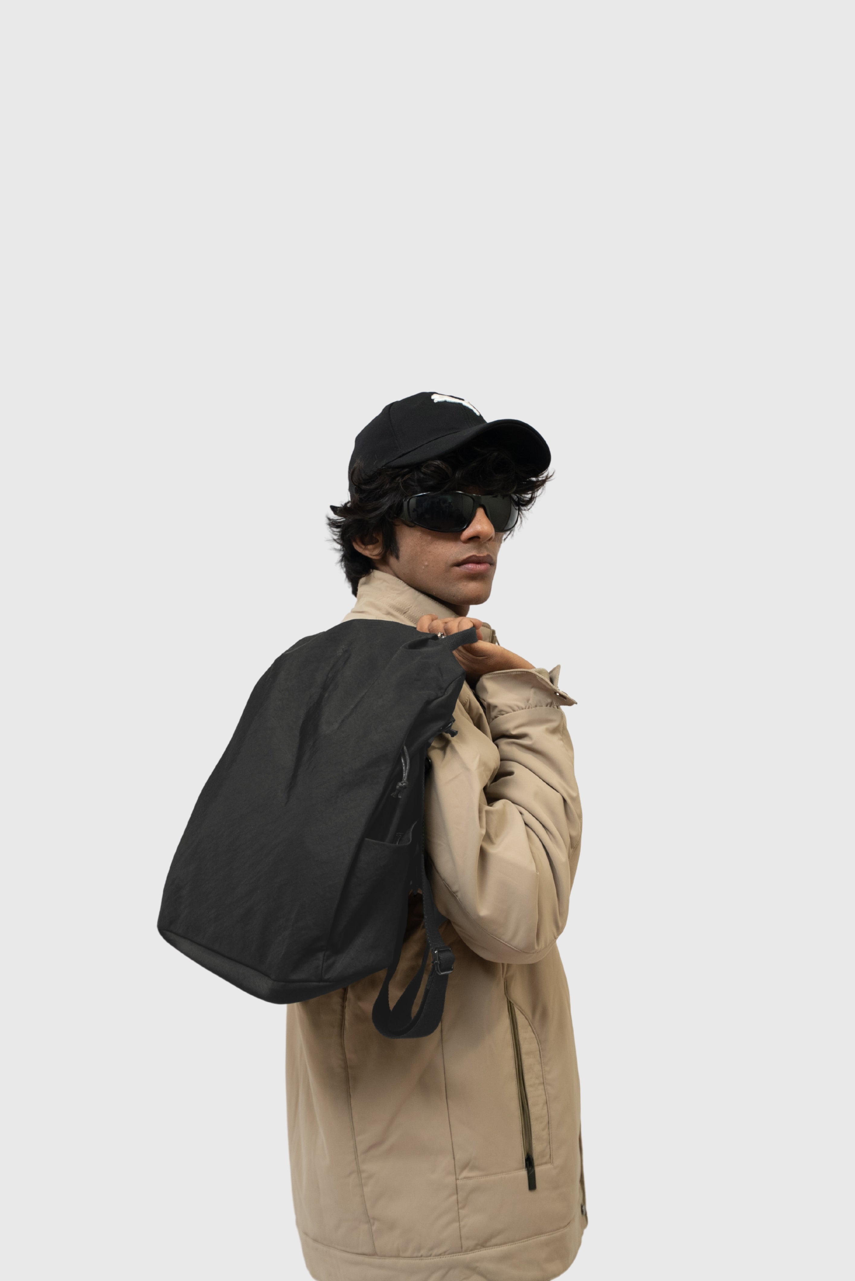 THE REVELLER - BLACK